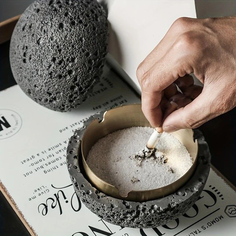 Nordic industrial style concrete ashtray, handcrafted with natural texture, detachable stainless steel bowl with anti-ash lid — easy to clean, durable, suitable for living rooms, bars, offices, ideal gift for Father’s Day, Christmas, housewarming.（Dark gr