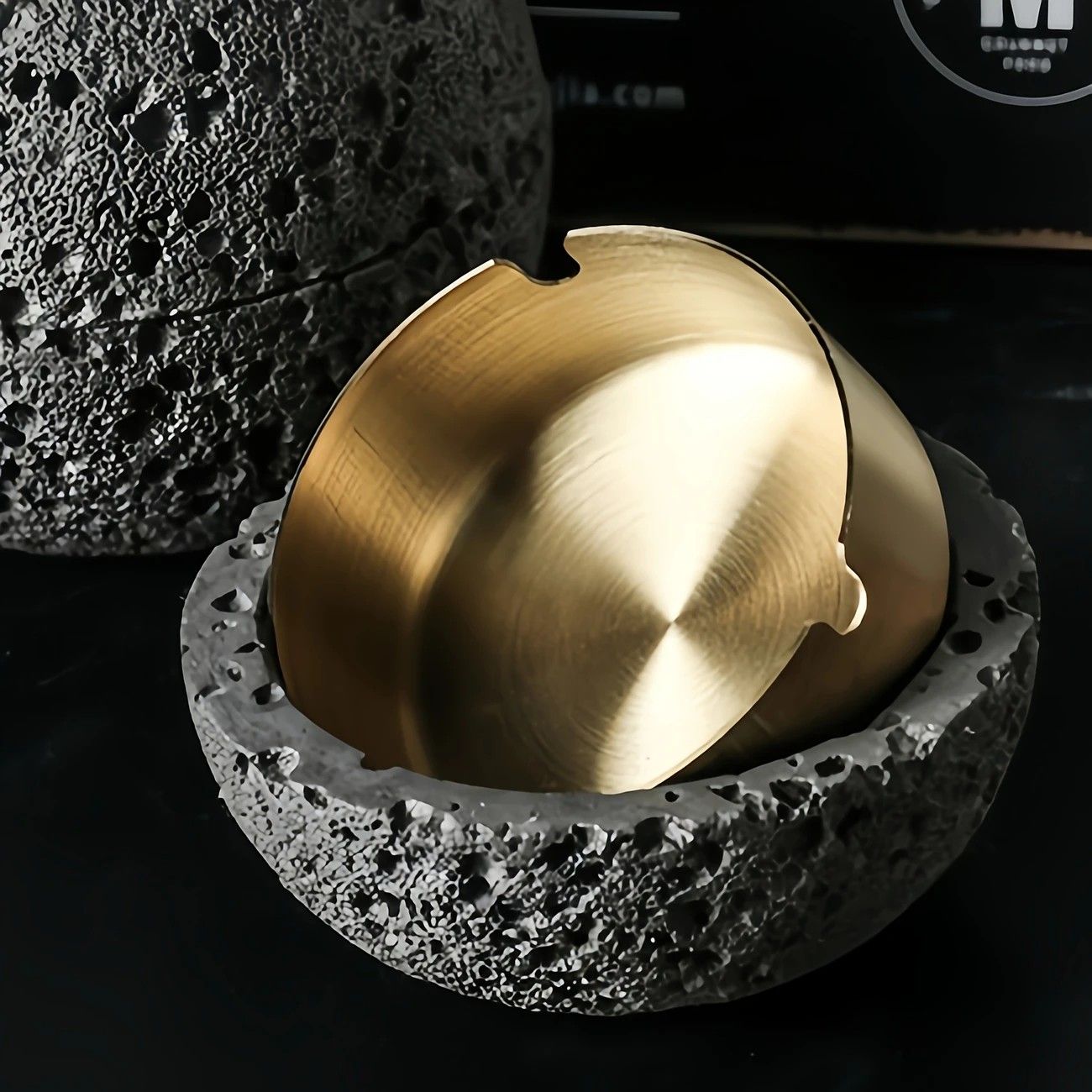Nordic industrial style concrete ashtray, handcrafted with natural texture, detachable stainless steel bowl with anti-ash lid — easy to clean, durable, suitable for living rooms, bars, offices, ideal gift for Father’s Day, Christmas, housewarming.（Dark gr