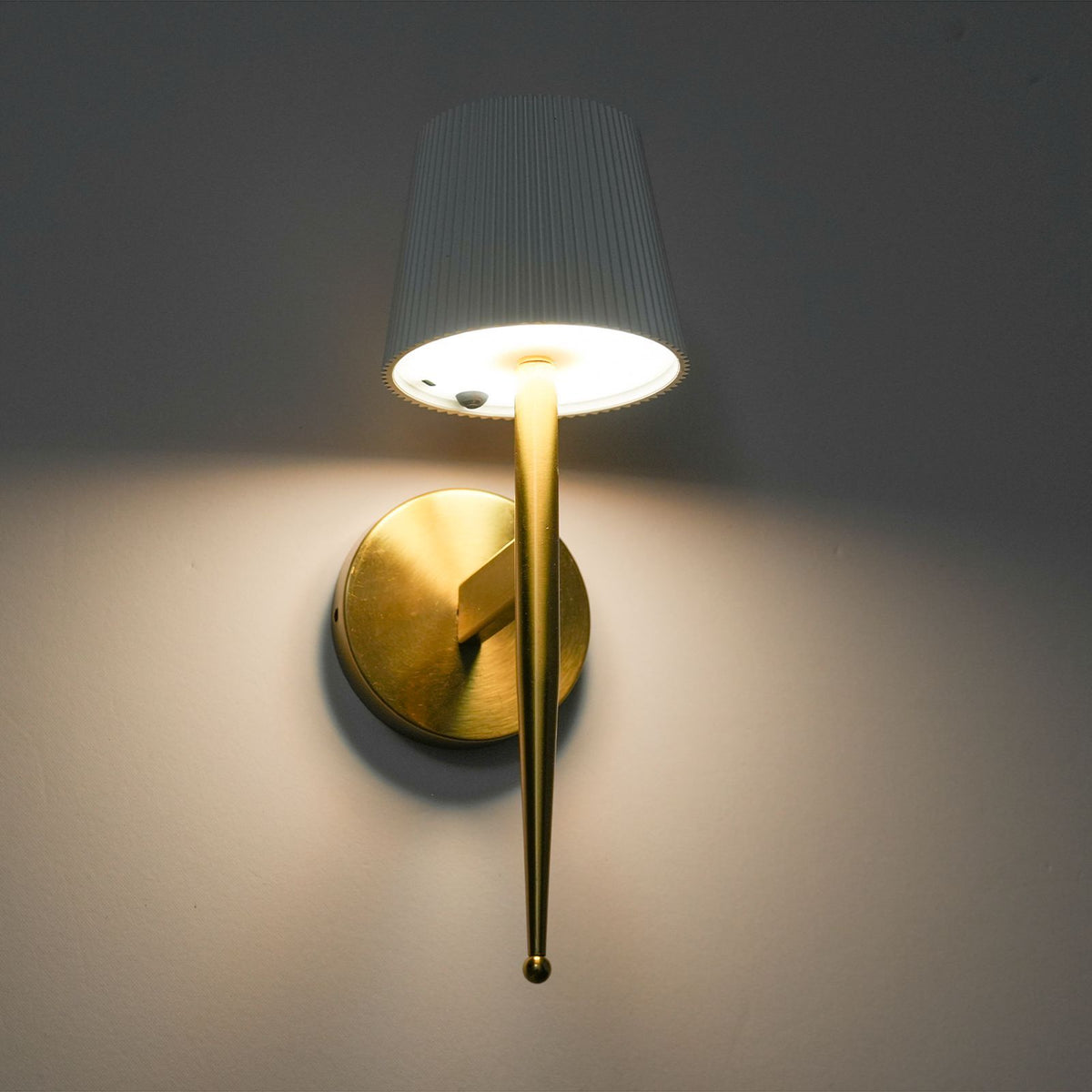 Modern Decorative Wall Sconce Solar-powered Wall Light Indoor Outdoor Wall Lighting Fixture Wall-mounted Lamp for Living Room Beadroom Study Porch Yard