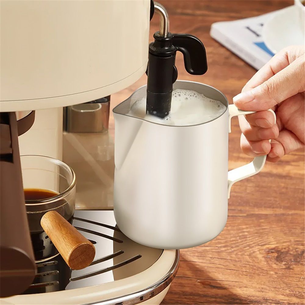 Milk Frothing Pitcher,(600ml) Steaming Pitchers,Stainless Steel Milk Cup,Cappuccino Latte Art Coffee,Barista Steam Pitchers,Temperament beige