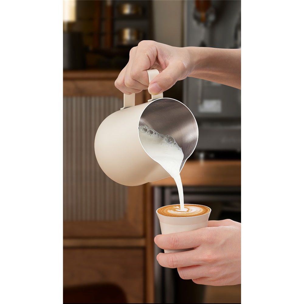 Milk Frothing Pitcher,(600ml) Steaming Pitchers,Stainless Steel Milk Cup,Cappuccino Latte Art Coffee,Barista Steam Pitchers,Temperament beige