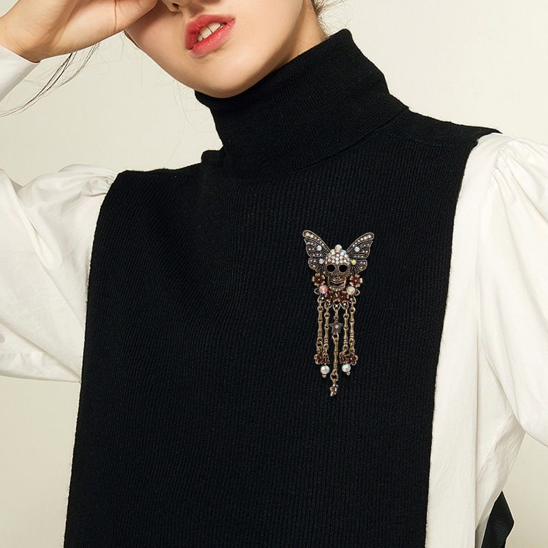 Gothic Skull Butterfly Brooch with Tassel - Vintage Rhinestone Skeleton Pin with Dangling Charms, Dark Aesthetic Statement Badge for Coat Sweater, 11.3cm